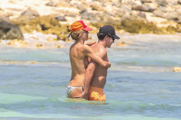 Heidi Klum faz topless e namora muito em praia no méxico