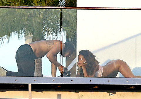 Exclusive - Rihanna Does a Skin Photo Shoot Half Naked in the Hollywood Hills