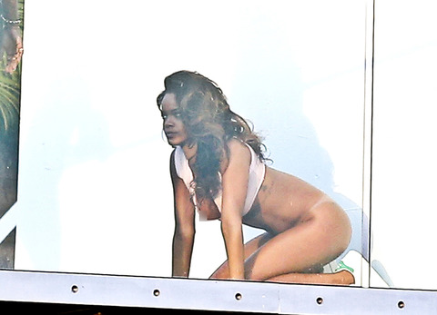 Exclusive - Rihanna Does a Skin Photo Shoot Half Naked in the Hollywood Hills