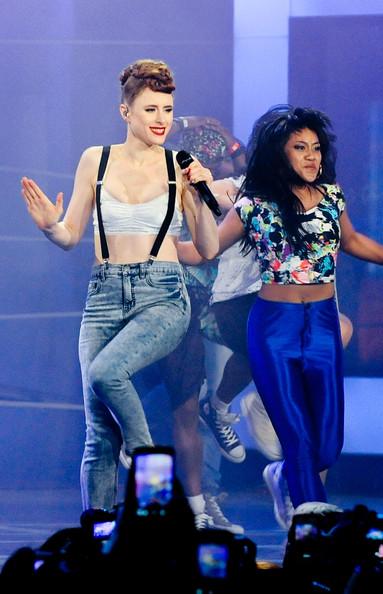 Kiesza (kairėje)