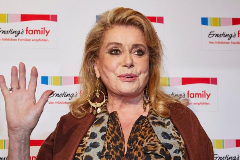 Catherine-Deneuve-franzoesische-Schauspielerin-kommt-zur-Ernsting-s-family-Fashion-Show-