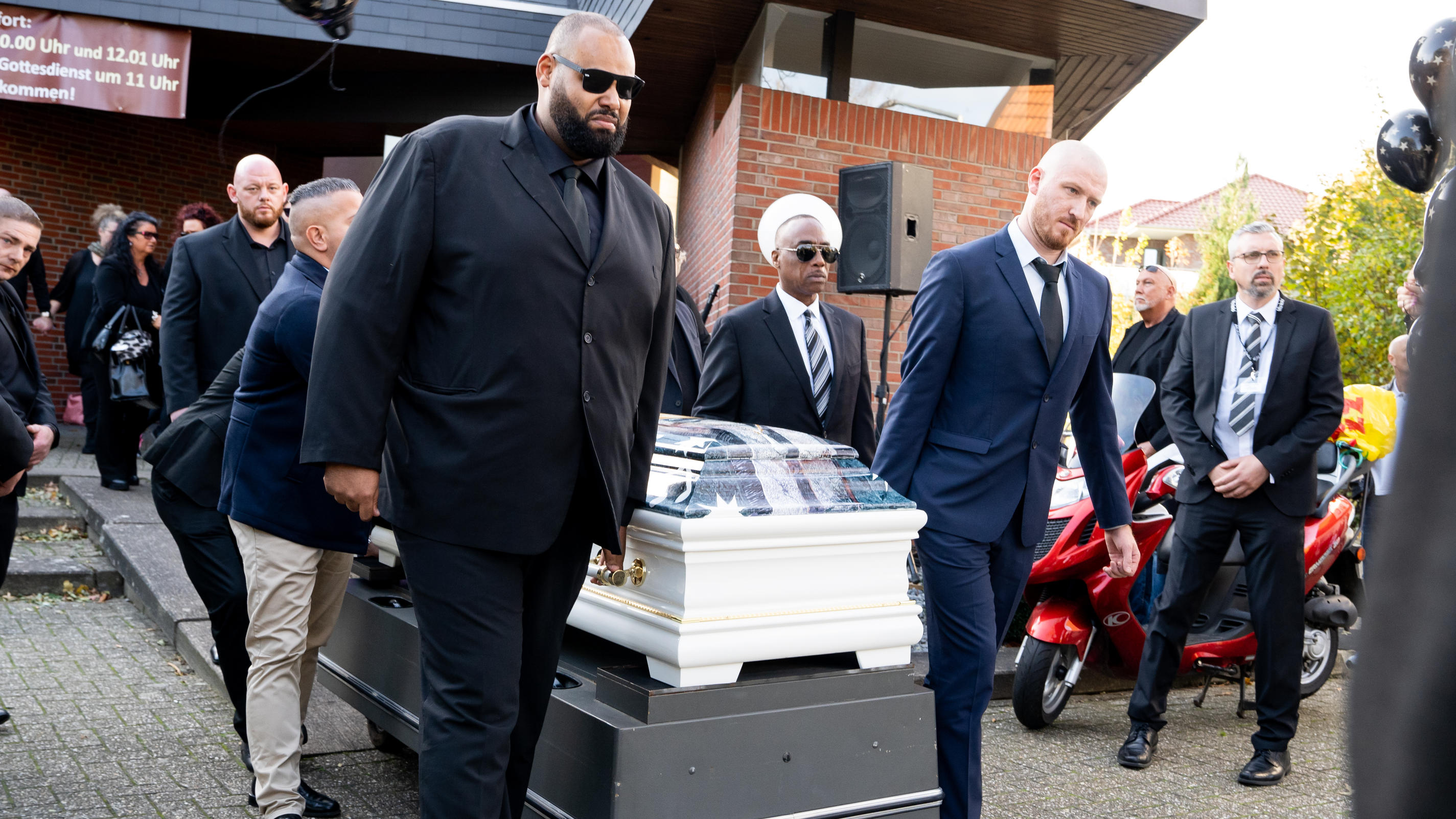 so-emotional-verabschieden-sich-familie-und-freunde-von-dsds-star-alphonso-williams