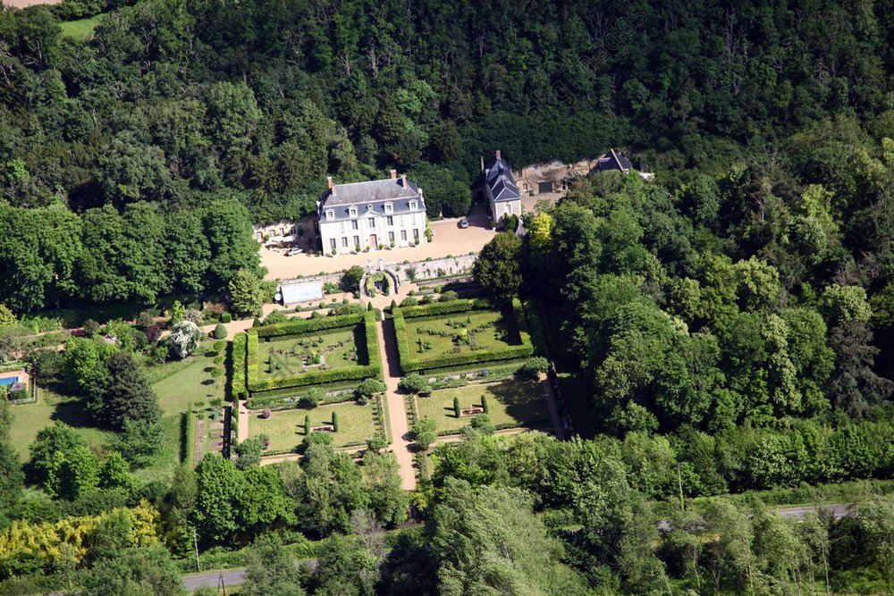 5FK-P150-F1-2009 (1000815) Pocé-sur-Cisse, Chateau de Fourchette Pocé-sur-Cisse (Dép. Indre-et-Loire, Frankreich), Chateau de Fourchette (18. Jahrhundert; Besitz von Mick Jagger). - Gesamtansicht. - Luftaufnahme, Juli 2009.